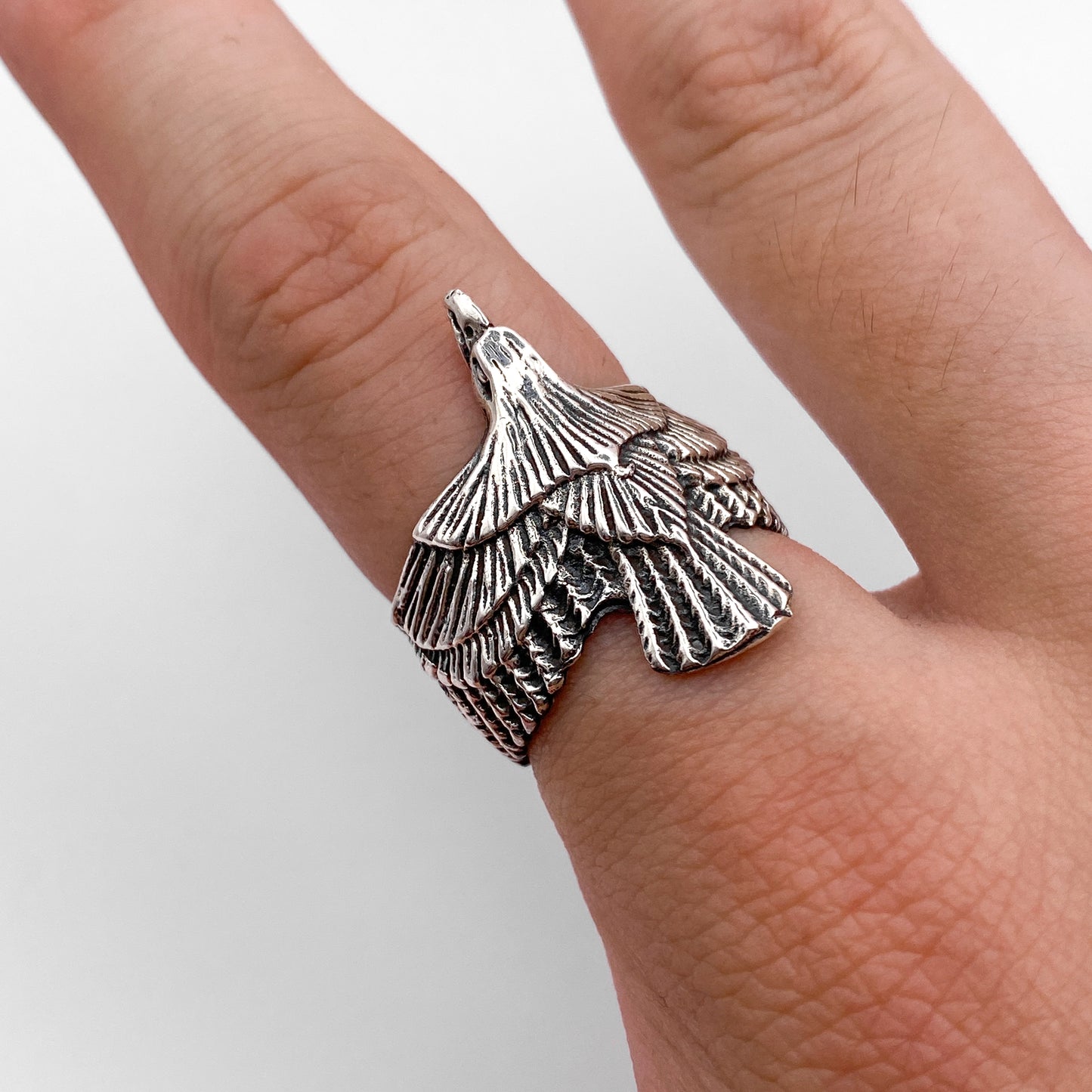 bague en argent ajustable représentant un aigle