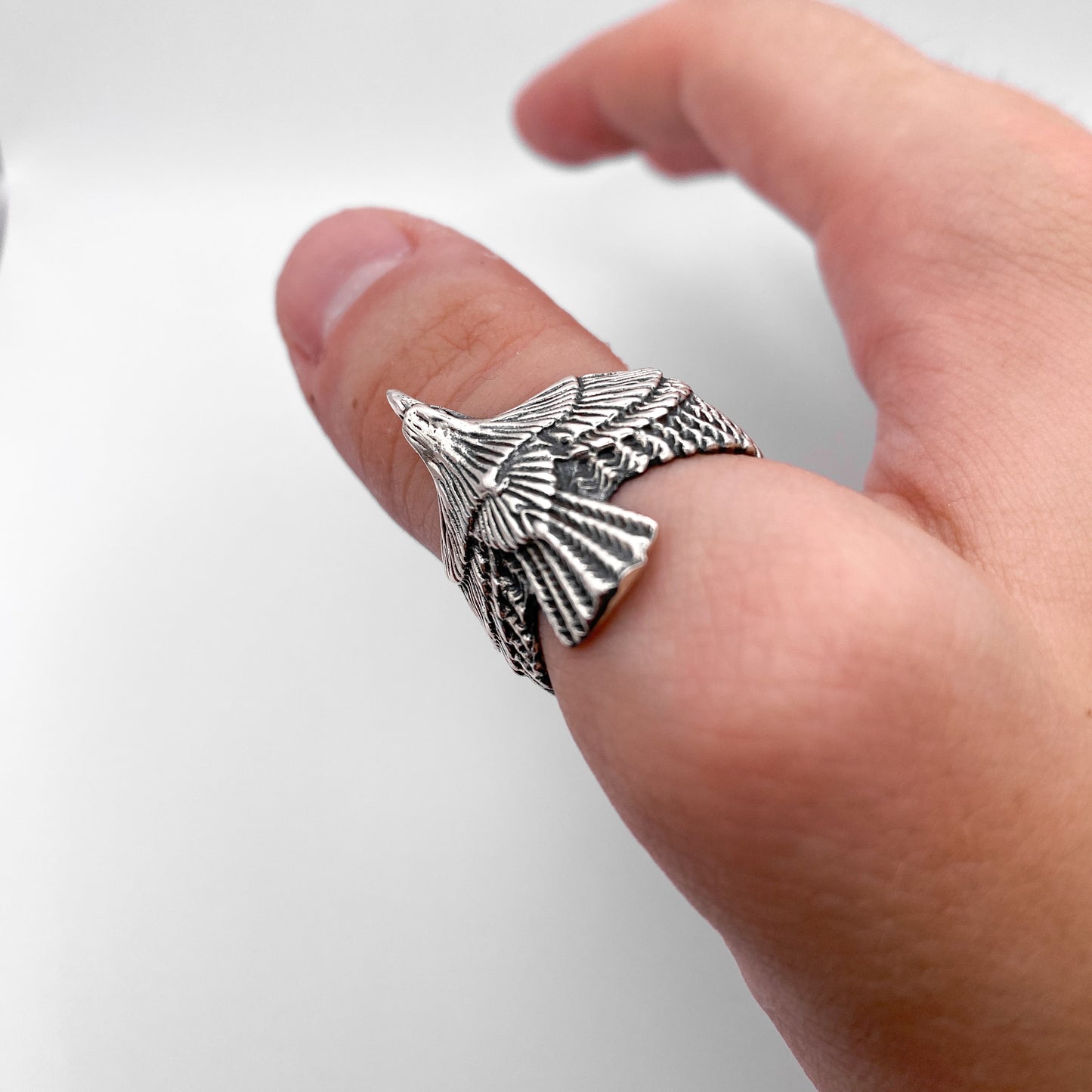 bague en argent ajustable représentant un aigle