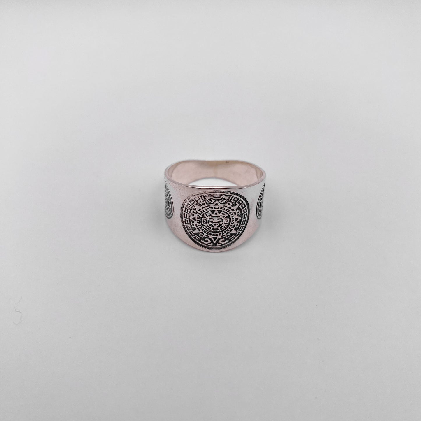 Bague en argent massif ornée de motifs aztèques complexes, disponible chez Altiplano, boutique de bijoux latino-américains. Modèle "MACUILLI".
