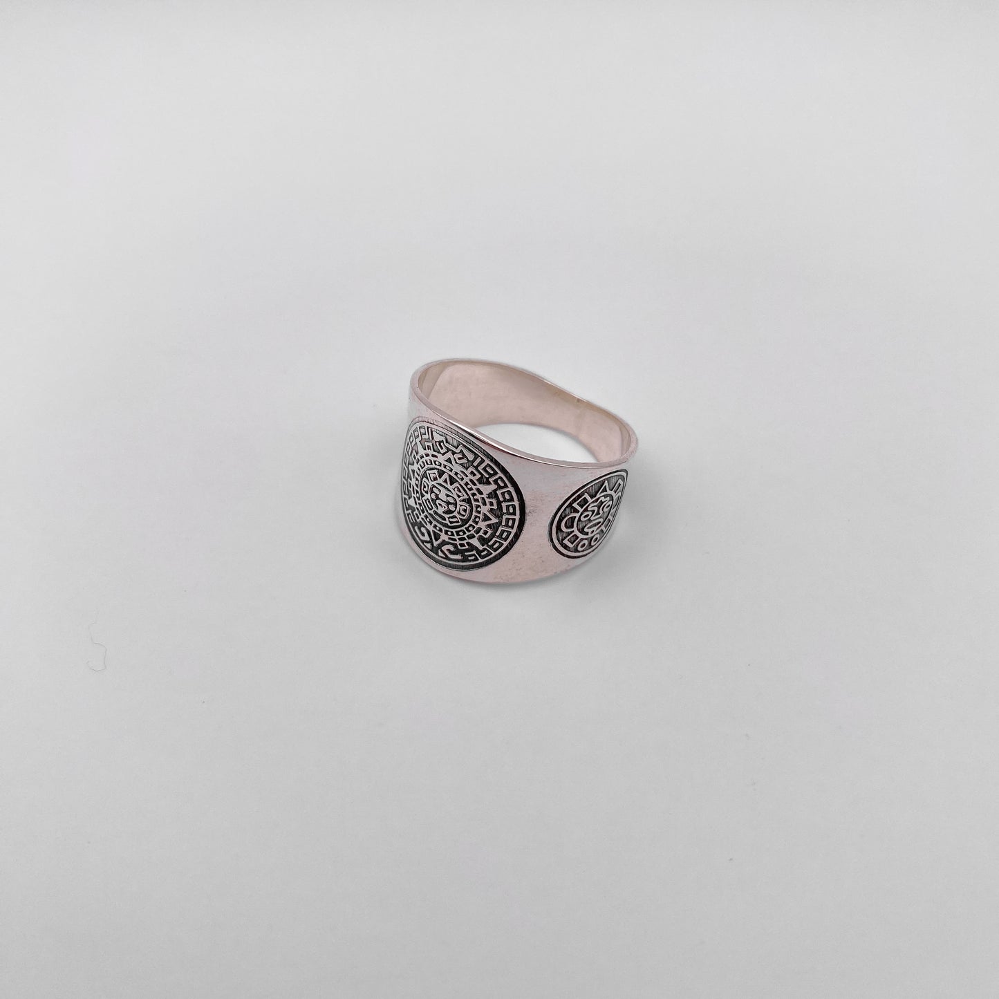 Bague argentée "MACUILLI" avec motifs gravés inspirés de l'artisanat latino-américain. Disponible chez Altiplano, boutique spécialisée en bijoux en argent.