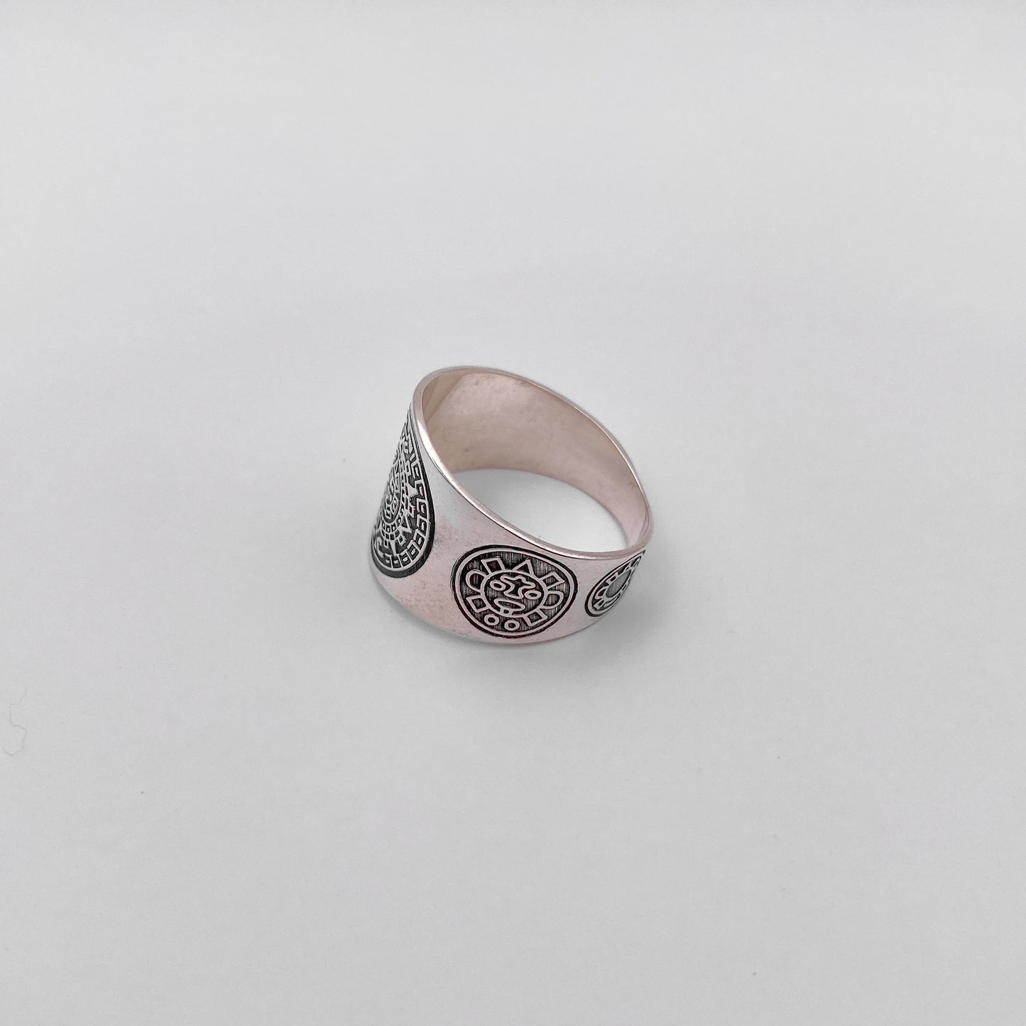 Bague en argent de la collection "MACUILLI" par Altiplano. Ce bijou latino-américain finement travaillé présente des motifs gravés, inspirés de l'art indigène traditionnel.