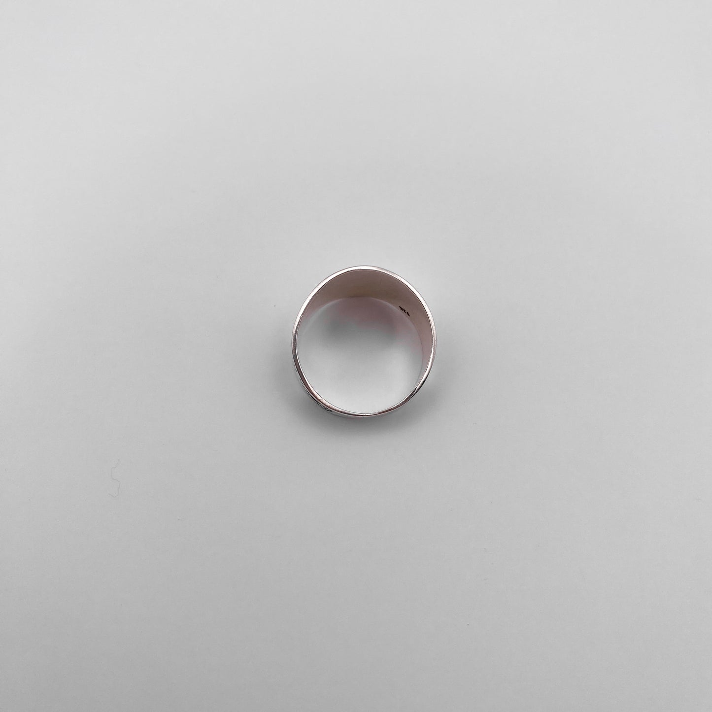 "MACUILLI" - Bague en argent minimaliste de la boutique Altiplano, mettant en valeur l'artisanat latino-américain.