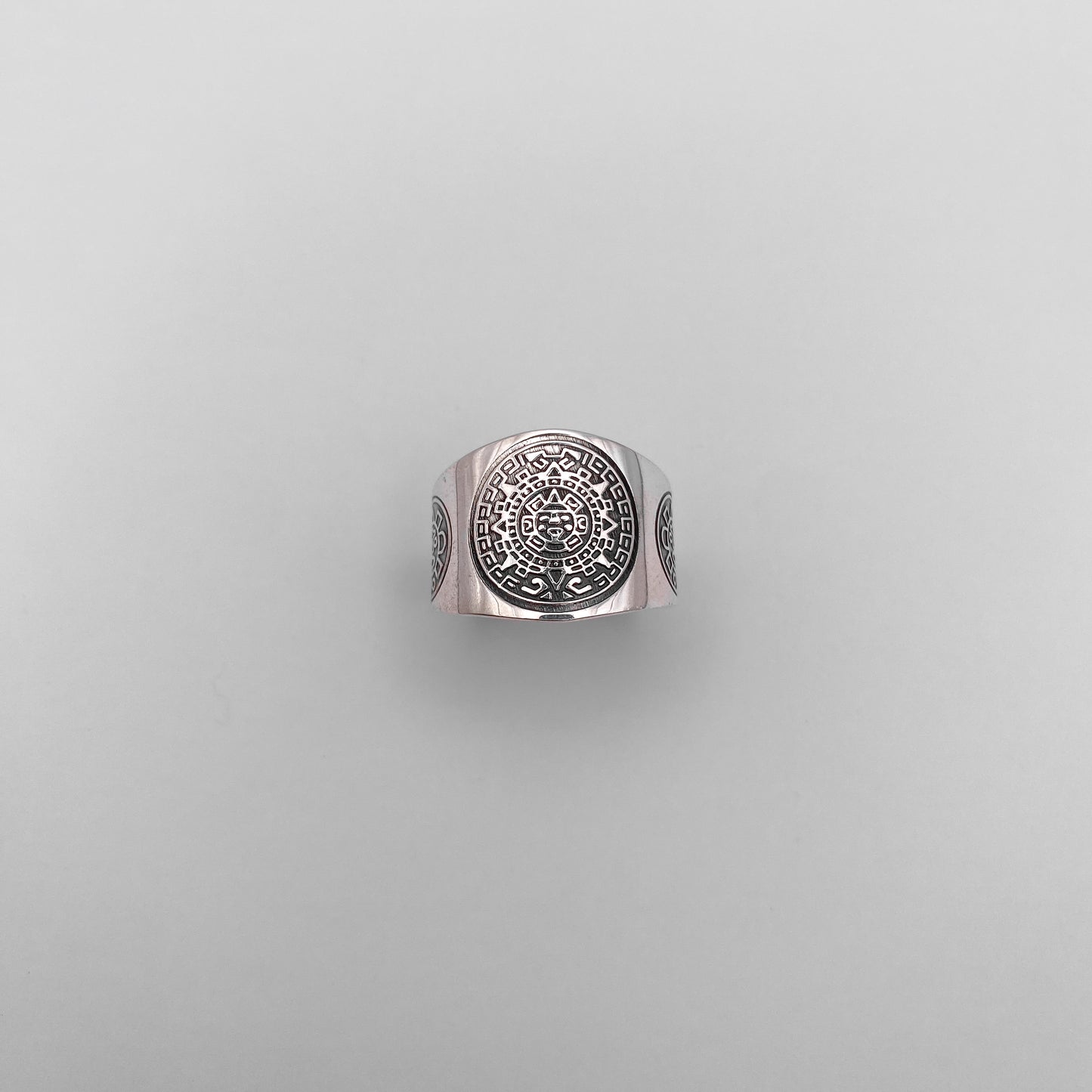Bague "MACUILLI" en argent de la boutique Altiplano, ornée de motifs circulaires inspirés de l'artisanat latino-américain.
