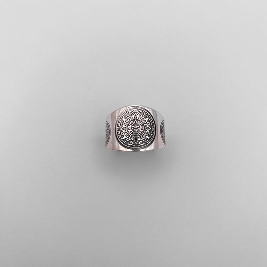Bague "MACUILLI" en argent de la boutique Altiplano, ornée de motifs circulaires inspirés de l'artisanat latino-américain.