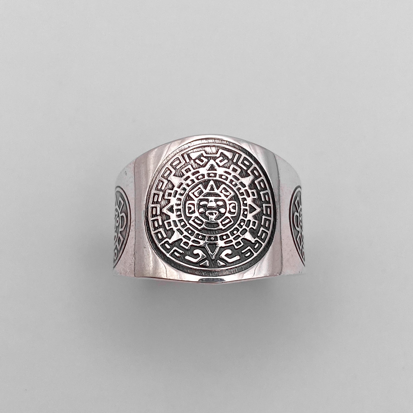 Bague en argent ornée de motifs gravés inspirés de l'art traditionnel latino-américain, disponible dans la boutique "Altiplano". Modèle "MACUILLI".