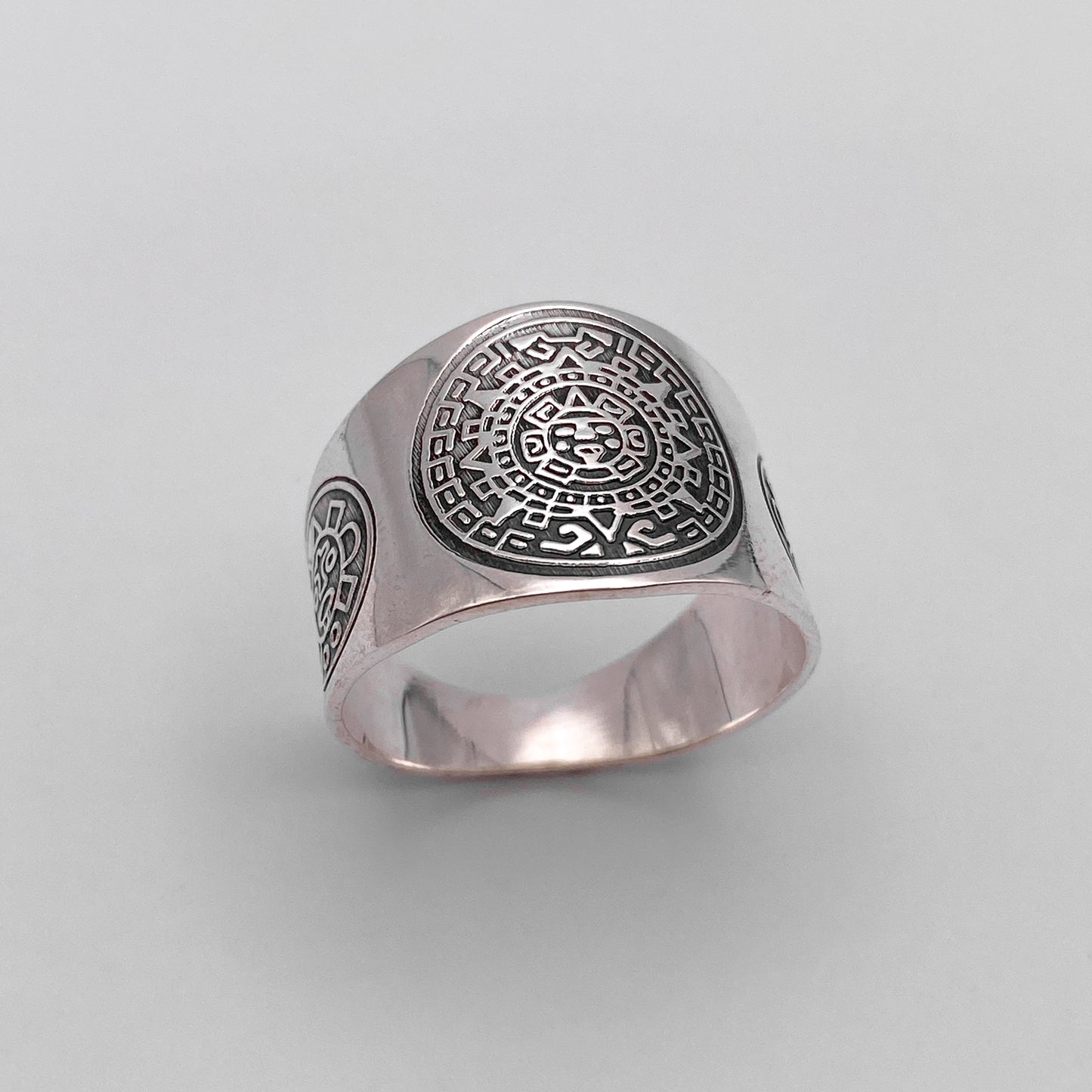 Bague en argent finement gravée avec des motifs aztèques traditionnels, disponible dans la boutique en ligne "Altiplano". Modèle "MACUILLI", incarne l'élégance et l'héritage culturel latino-américain.