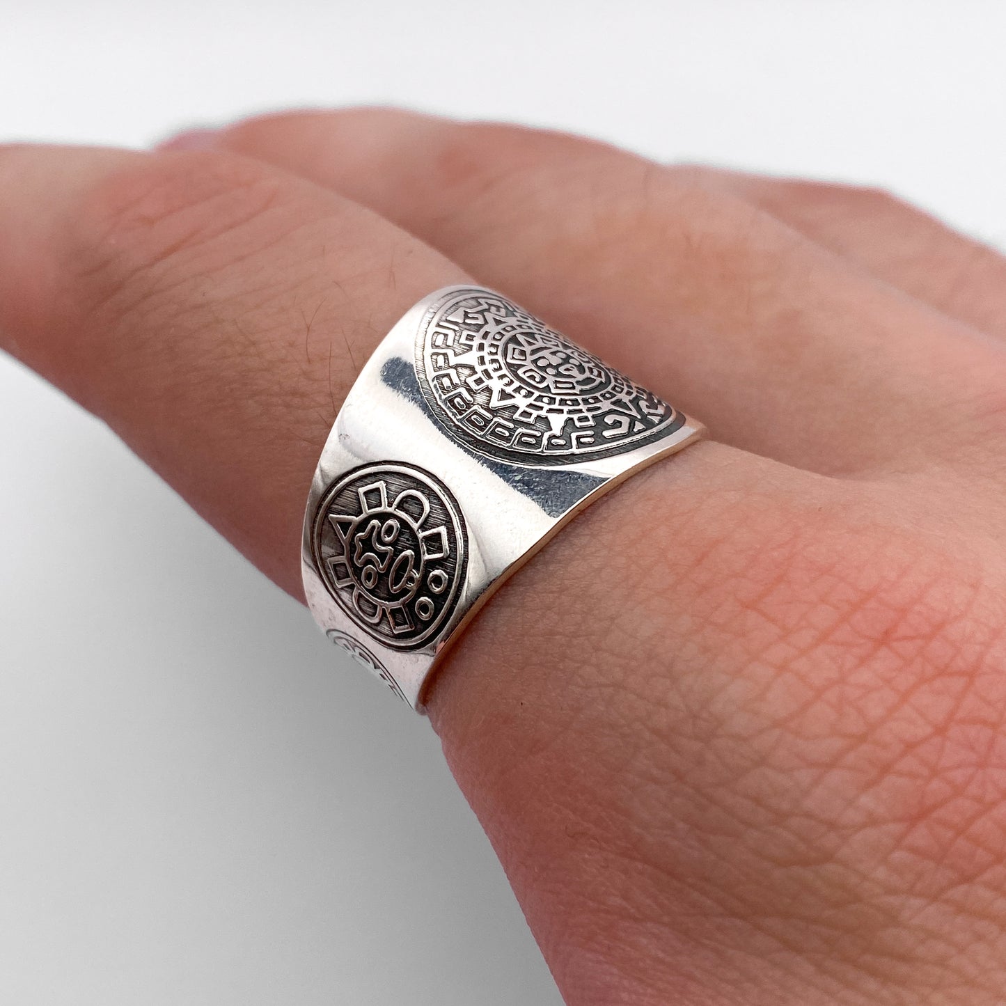 Bague en argent finement gravée avec des motifs aztèques, symbolisant l'héritage culturel latino-américain, disponible dans la boutique en ligne Altiplano. Le modèle "MACUILLI" est un bijou artisanal élégant et unique.