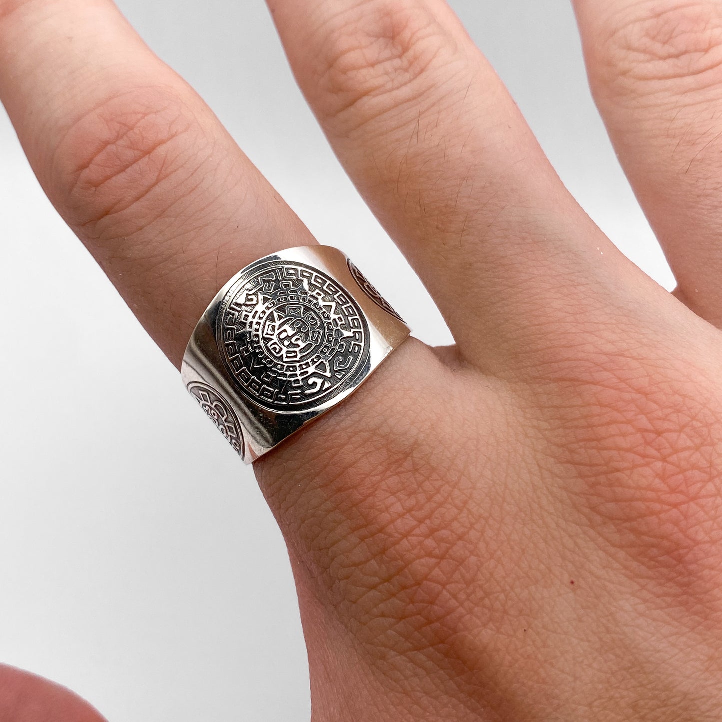 Bagues en argent "MACUILLI" de la boutique Altiplano. Design inspiré de motifs latino-américains gravés.