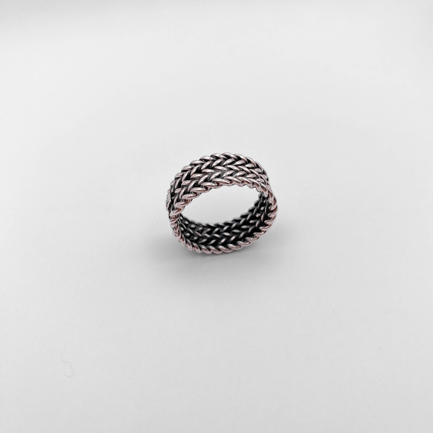 Bague en argent tressée à la main, modèle "AWANA", disponible chez Altiplano, boutique en ligne de bijoux latino-américains.