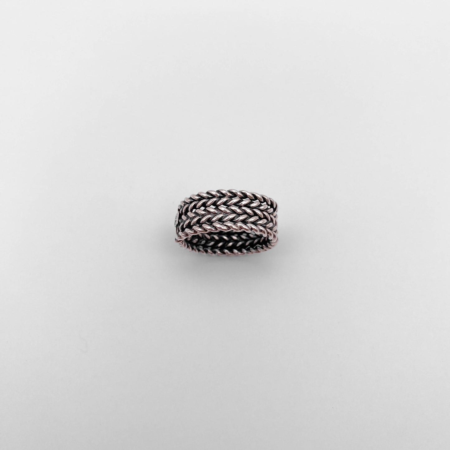 Bague en argent tressé de style latino-américain, nommée "AWANA" par la boutique Altiplano.