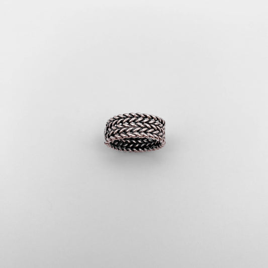 Bague en argent tressé de style latino-américain, nommée "AWANA" par la boutique Altiplano.
