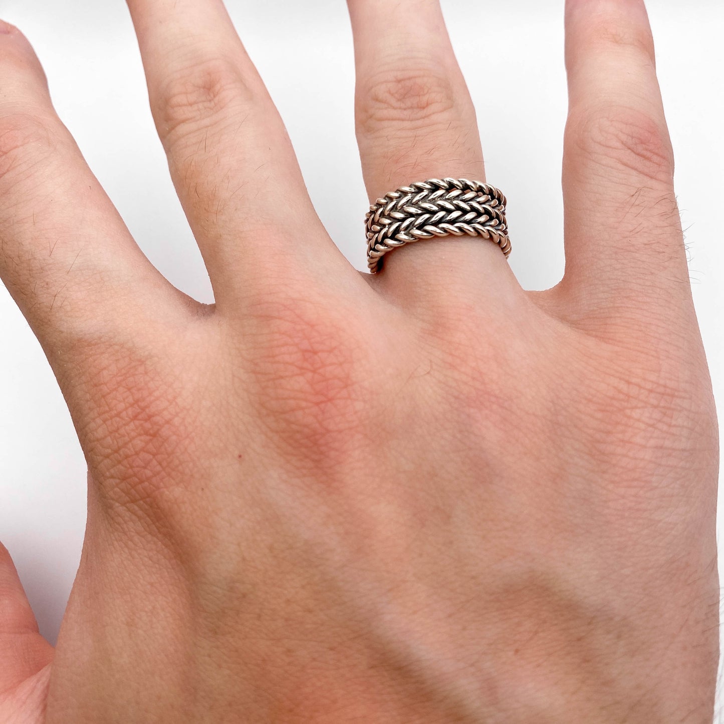 Bague en argent "AWANA" de la collection Altiplano, ornée de motifs tressés finement travaillés, inspirée de l'artisanat latino-américain.