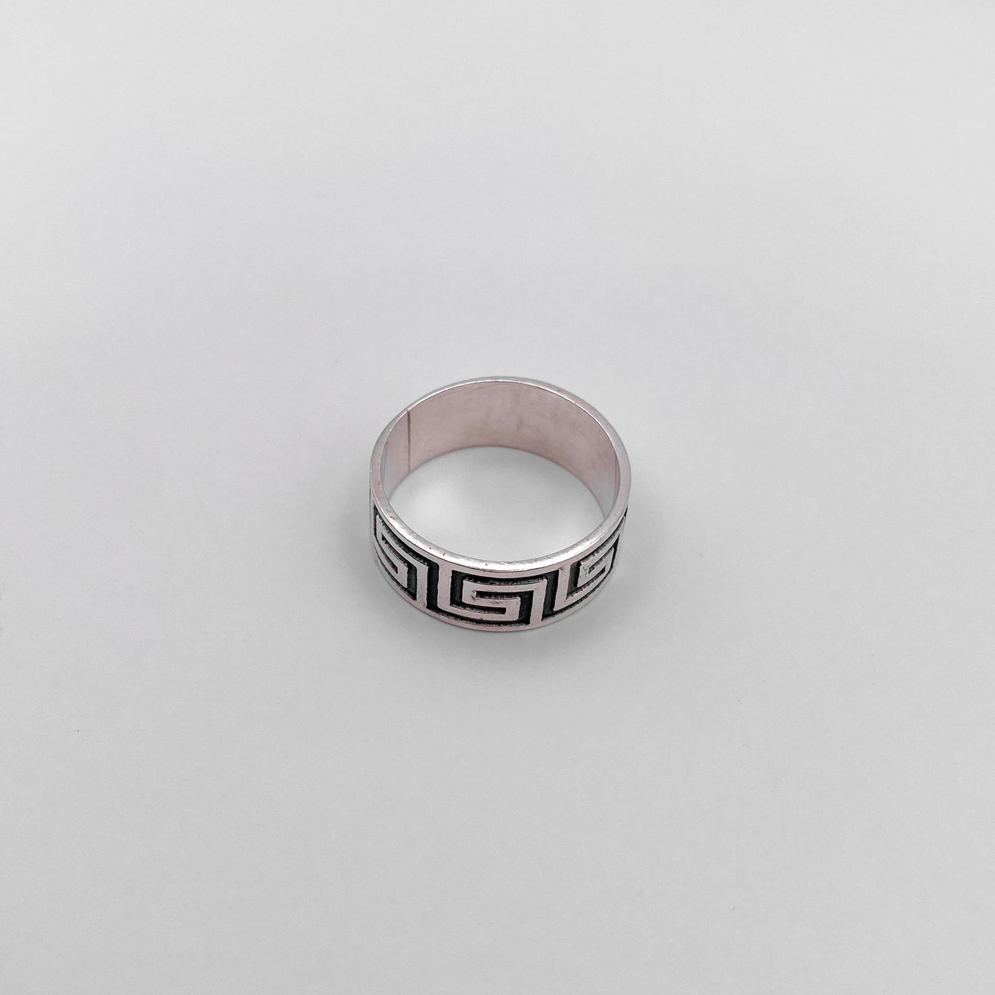 Bague XOLOTL en argent sterling avec motif gréco-latin, disponible chez Altiplano.