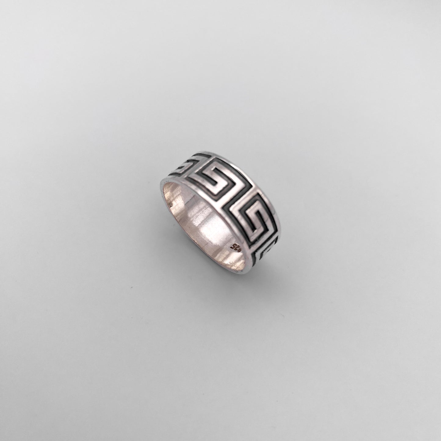 Bague en argent "XOLOTL" de la boutique Altiplano, ornée d'un motif géométrique gravé, inspiré par l'art traditionnel latino-américain.