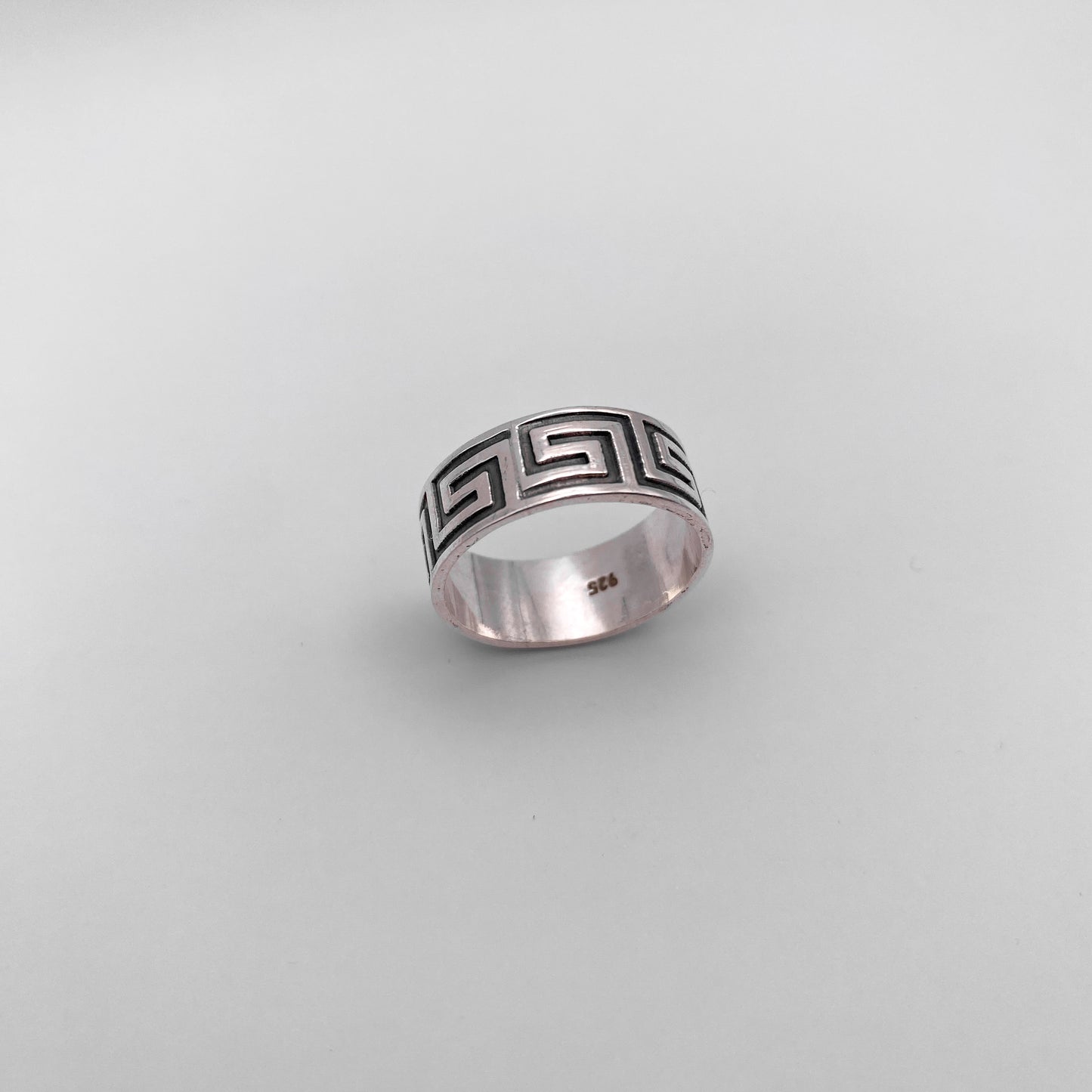 Bague en argent XOLOTL de la boutique Altiplano. Anneau à motif géométrique gravé, inspiré par l'art latino-américain, alliant élégance et traditions culturelles.