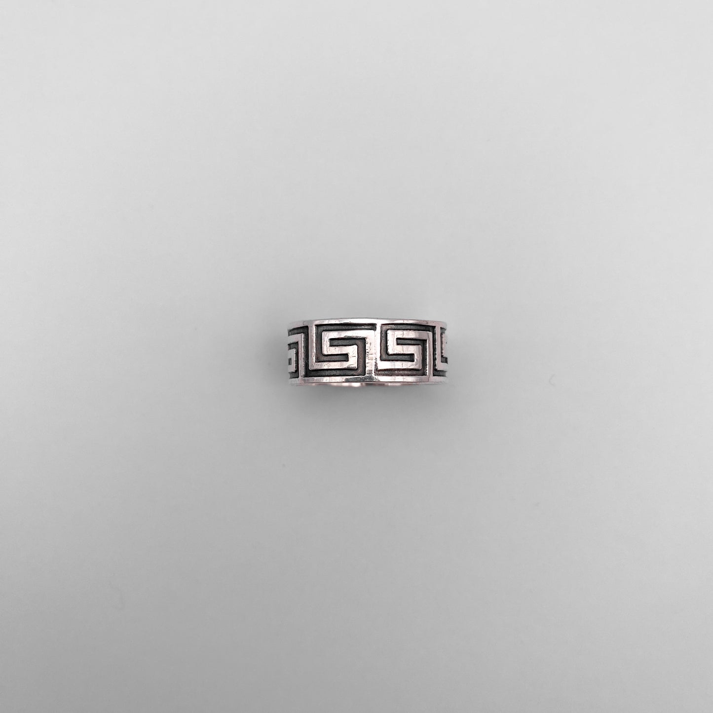 Bague en argent XOLOTL de la boutique Altiplano, ornée de motifs géométriques gravés inspirés de l'art latino-américain.