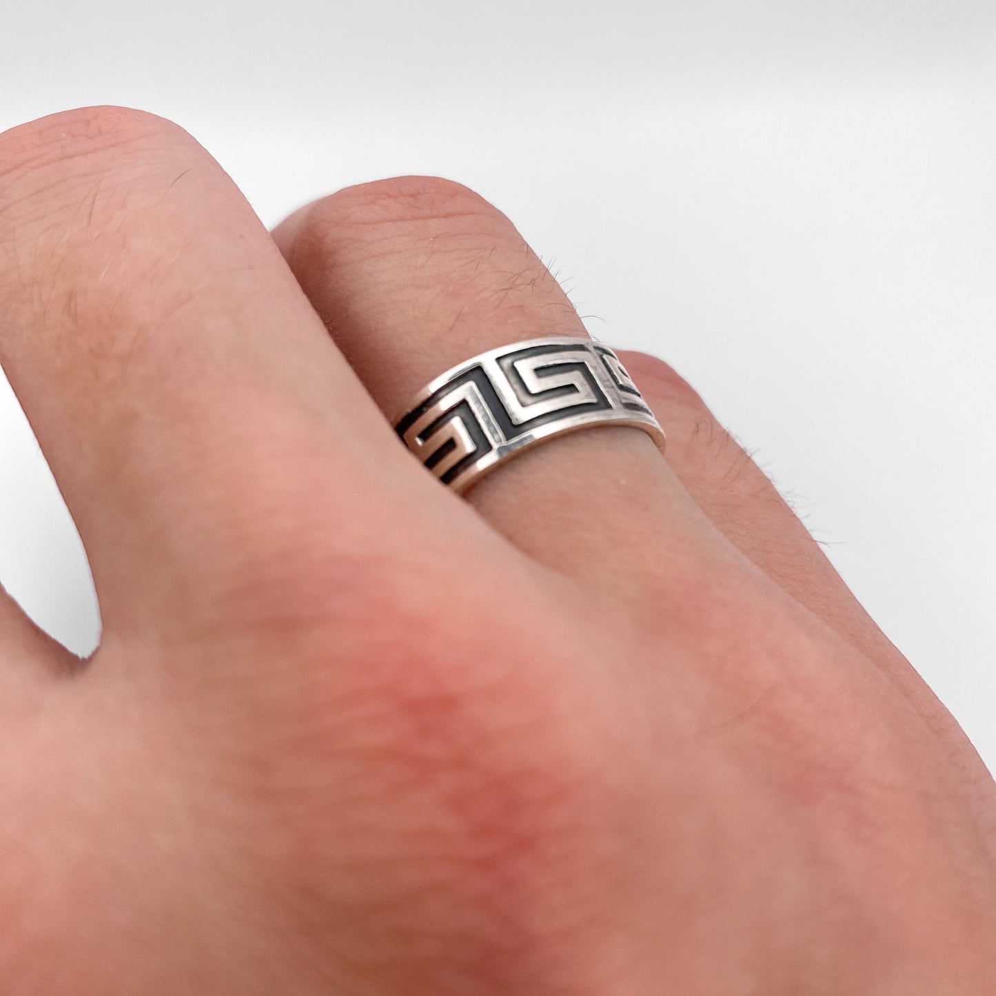 Bague en argent de la collection "XOLOTL" de la boutique Altiplano, avec motifs géométriques inspirés de l'art latino-américain.