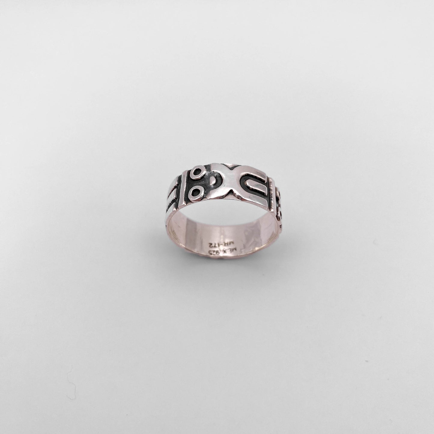 Bague en argent massif "APANSAKA" avec des motifs traditionnels incas, disponible à la boutique Altiplano, spécialisée en bijoux latino-américains.