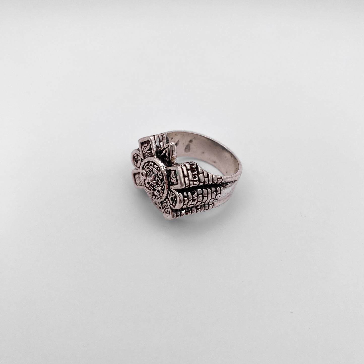 Bague en argent "OLLIN" de la boutique Altiplano, présentant un motif détaillé inspiré de l'art latino-américain.