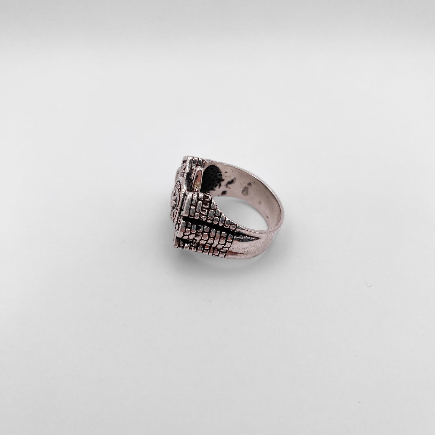Bague en argent ornée de motifs ethniques inspirés de l'art latino-américain. Disponible chez Altiplano, votre boutique en ligne de bijoux d'exception.