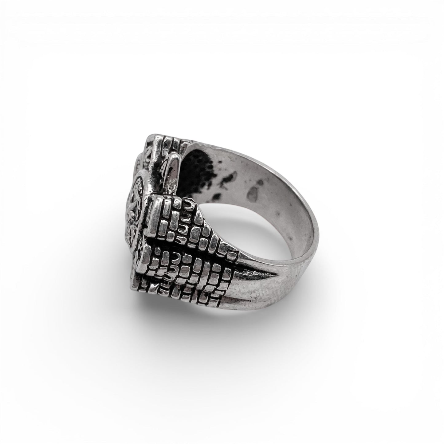 Bague en argent ornée de motifs ethniques inspirés de l'art latino-américain. Disponible chez Altiplano, votre boutique en ligne de bijoux d'exception.