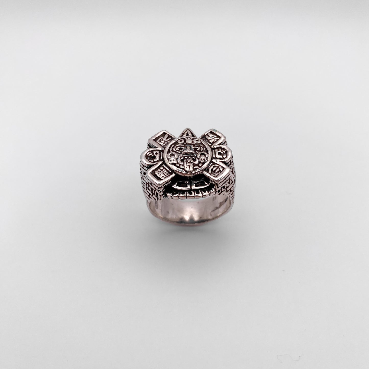 Bague en argent ornée d'un motif aztèque détaillé, disponible chez la boutique en ligne de bijoux "Altiplano". Modèle "OLLIN".