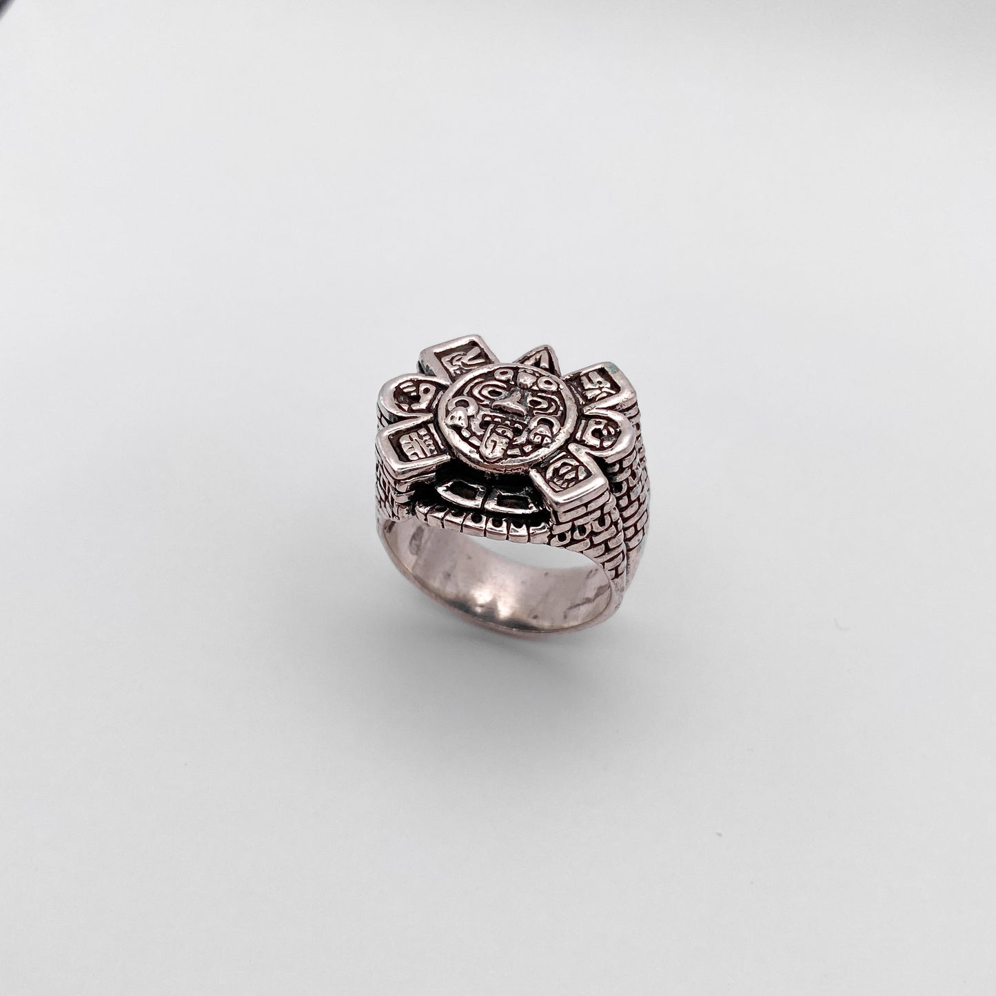 Bague en argent massif ornée de motifs aztèques, évoquant le calendrier solaire. Design détaillé et artisanal, exclusivité de la boutique Altiplano pour une touche authentique latino-américaine.