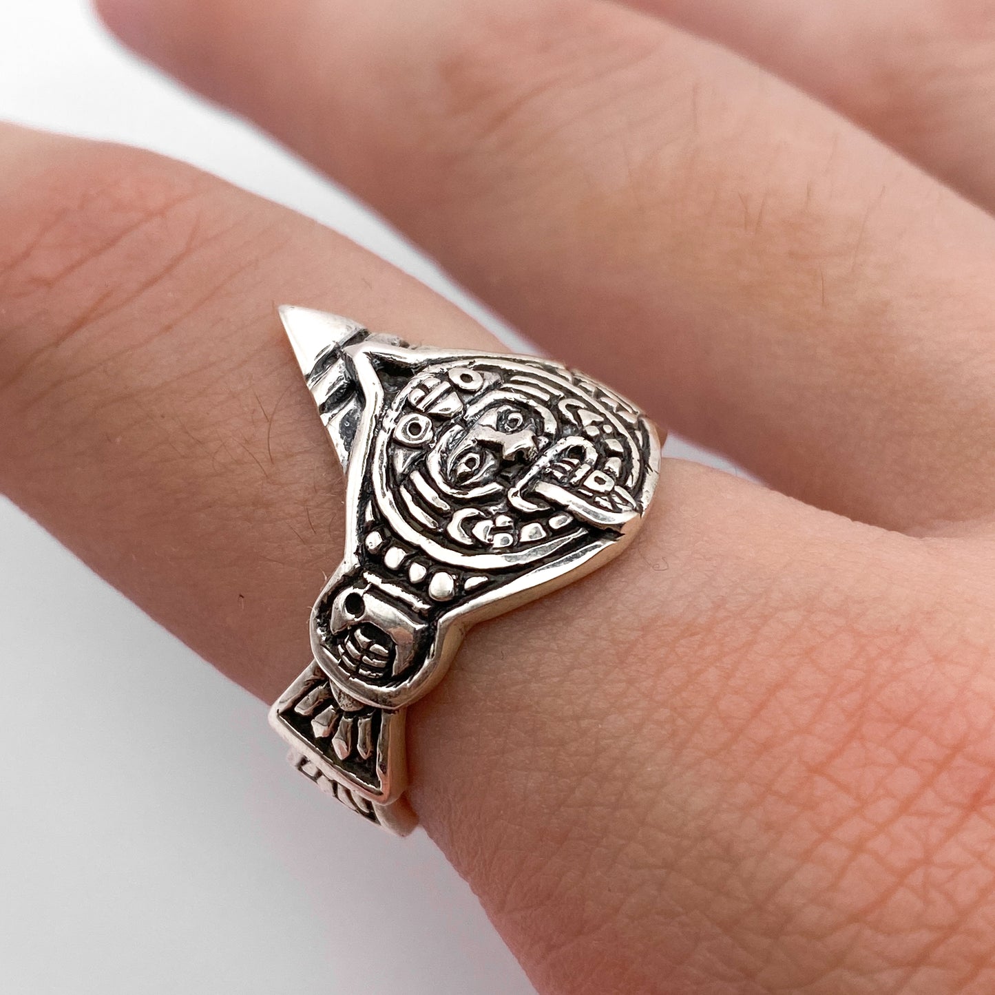 Bague "TONATIUH" en argent, inspirée des motifs traditionnels latino-américains, disponible chez Altiplano.
