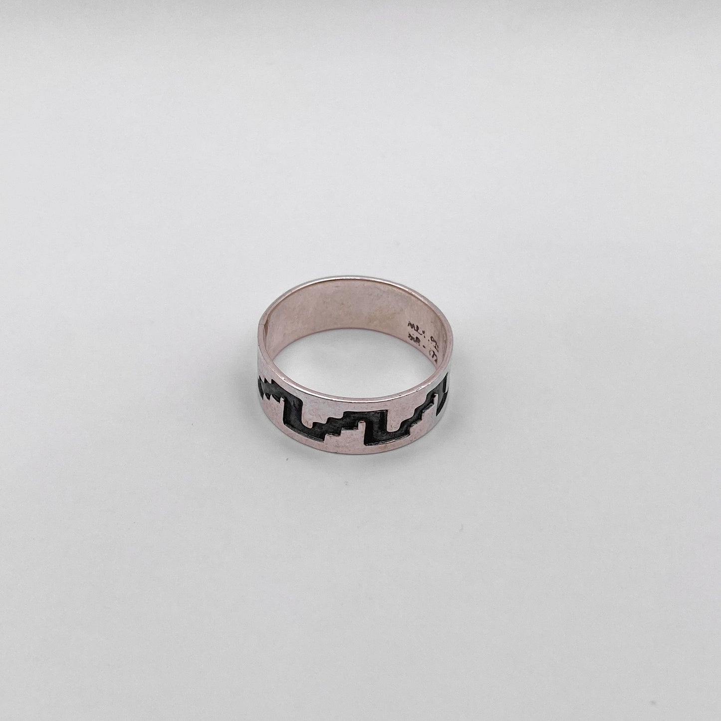 Bague en argent "SAYANI" de la boutique Altiplano. Stylisée avec un motif géométrique latino-américain gravé en noir.