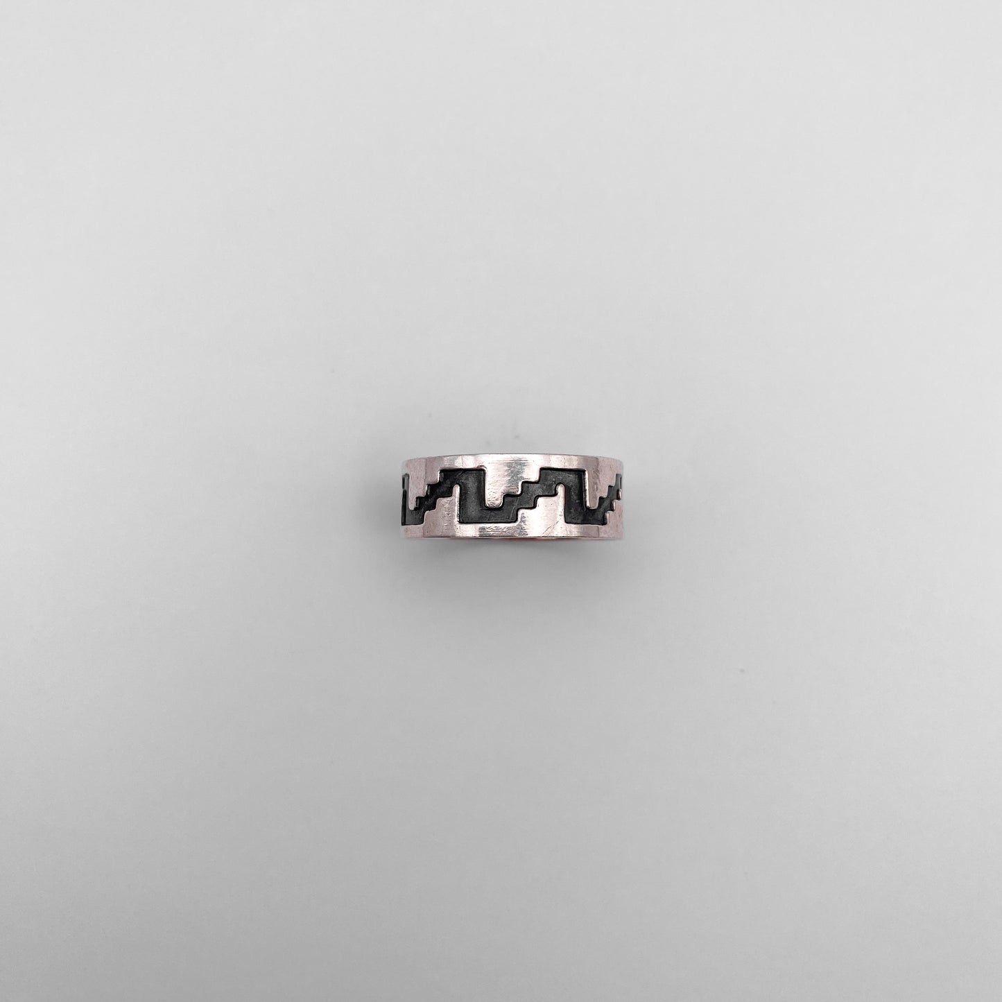 Bague en argent "SAYANI" de la boutique Altiplano, présentant un motif géométrique inspiré par l'art latino-américain.