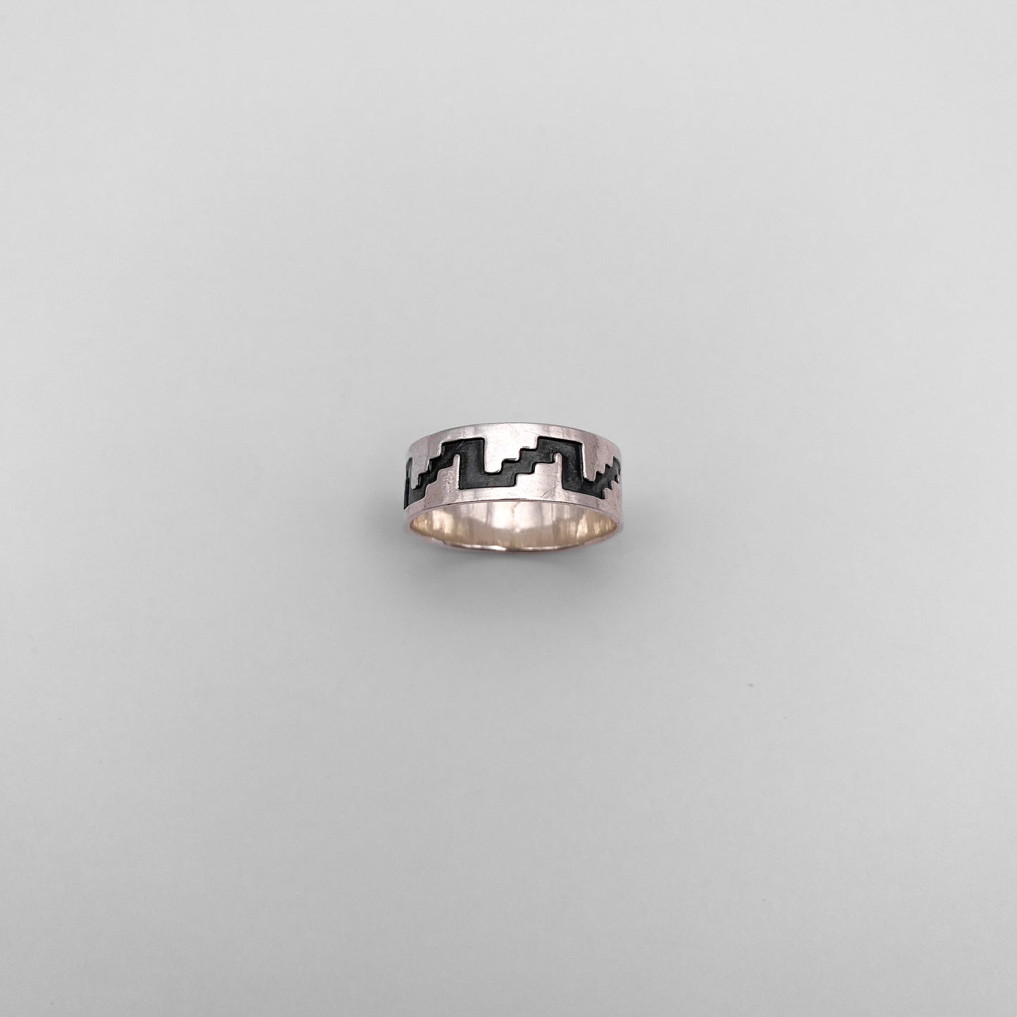 Bague en argent massif SAYANI de la boutique Altiplano, ornée d'un motif géométrique latino-américain.