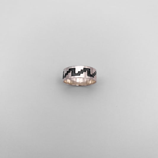 Bague en argent massif SAYANI de la boutique Altiplano, ornée d'un motif géométrique latino-américain.