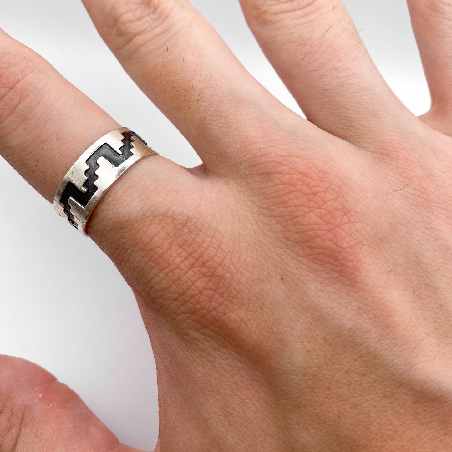 Bague en argent "SAYANI" de la boutique Altiplano, ornée d'un motif géométrique noir inspiré de l'art latino-américain. élégante et raffinée, idéale pour sublimer votre style.