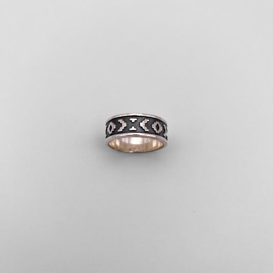 Anneau en argent avec motifs géométriques noirs gravés, inspiré des traditions andines. Disponible sur la boutique en ligne Altiplano.