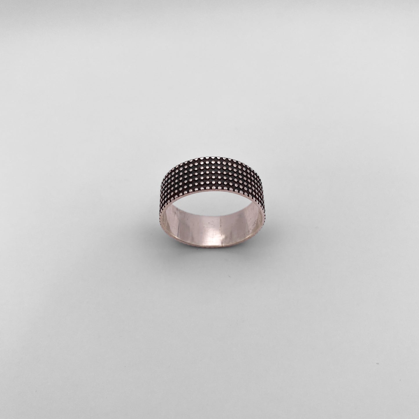 Bague en argent "JAYRI" de la boutique Altiplano, ornée d'un motif de petits points en relief, symbole de l'artisanat latino-américain.