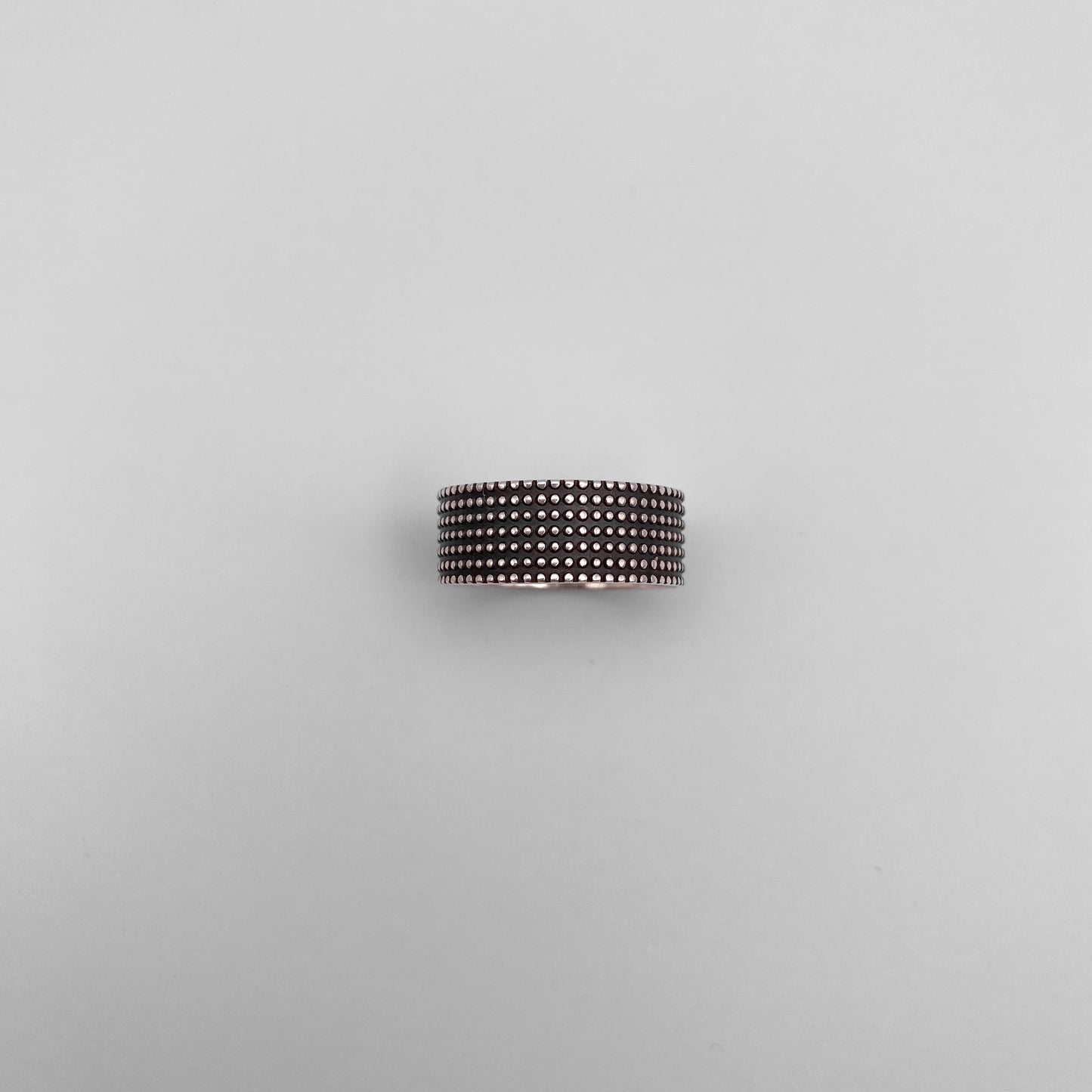 Bague en argent texturée, avec des petites billes disposées en rangées horizontales. Produit "JAYRI" disponible chez la boutique de bijoux latino-américains "Altiplano".