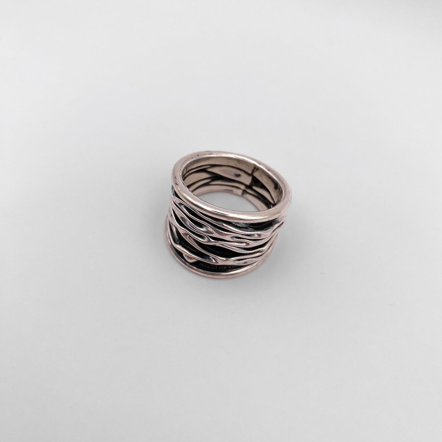 Bague en argent "WAYRA" de la boutique Altiplano, présentant des motifs ondulés d'inspiration latino-américaine.