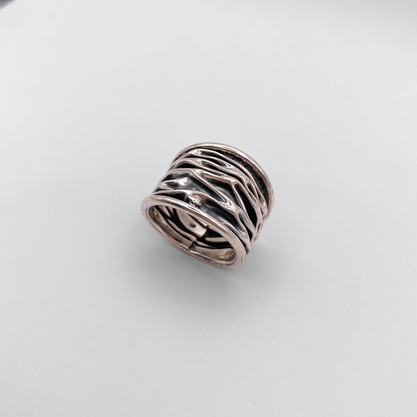 Bague en argent massif au design ondulé inspiré par les motifs latino-américains, disponible chez Altiplano. Modèle "WAYRA".
