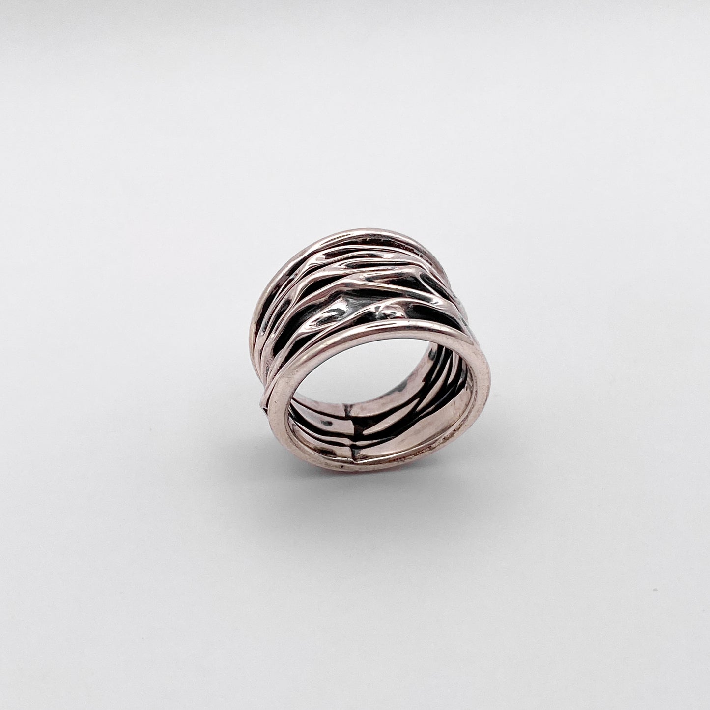Bague en argent artisanal WAYRA de la boutique Altiplano, présentant un design organique et texturé inspiré de l'artisanat traditionnel latino-américain.