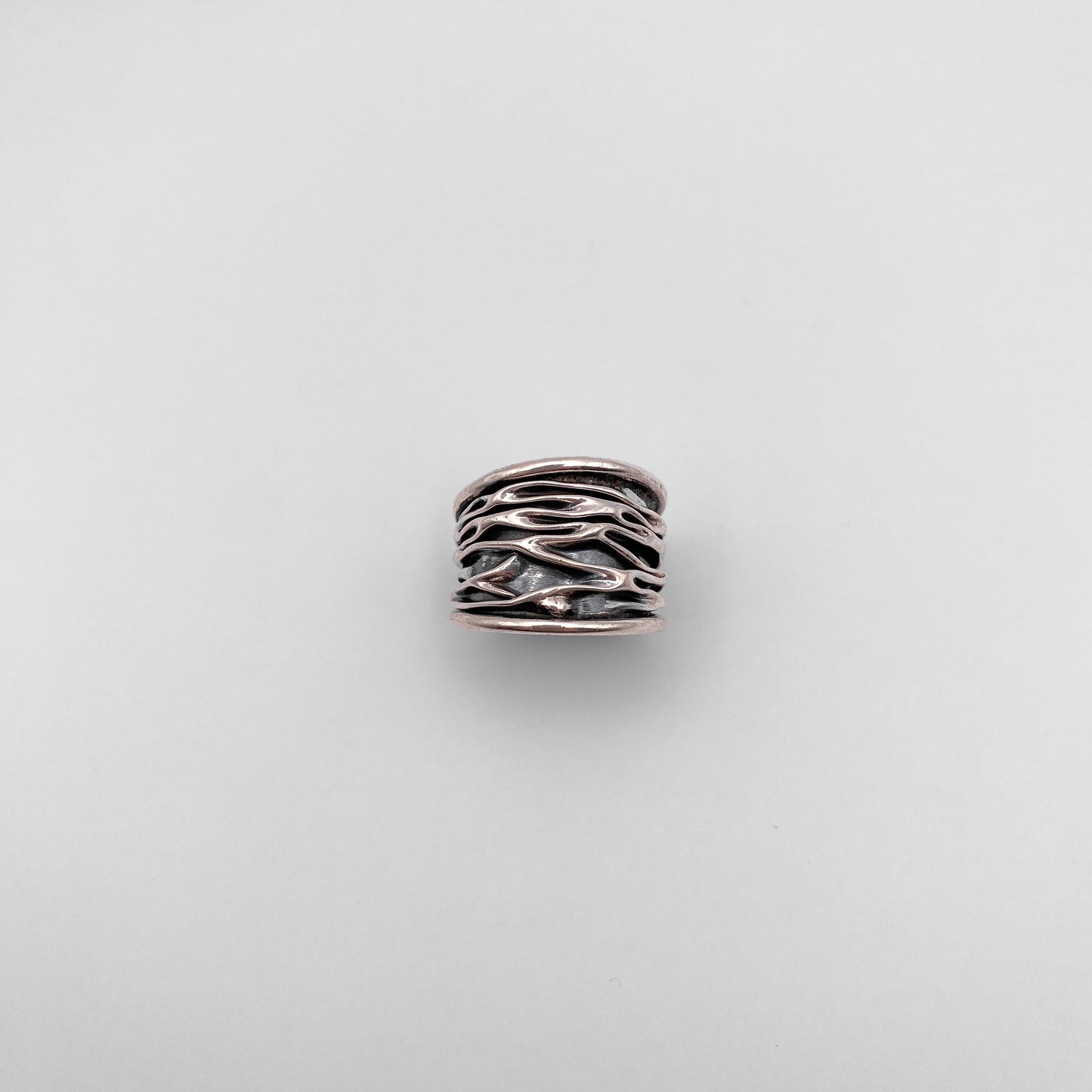 Bague en argent texturé représentant des motifs ondulants, issue de la collection de bijoux latino-américains de la boutique en ligne "Altiplano", intitulée "WAYRA".