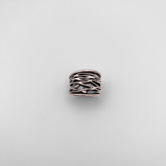 Bague en argent texturé représentant des motifs ondulants, issue de la collection de bijoux latino-américains de la boutique en ligne "Altiplano", intitulée "WAYRA".