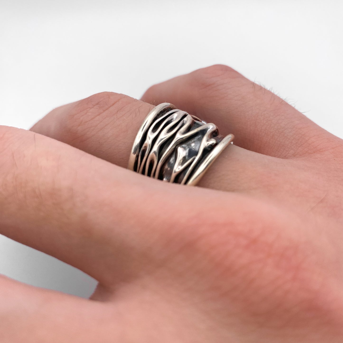 Bague en argent "WAYRA" de la boutique Altiplano. Design élégant et ondulé inspiré des motifs latino-américains.