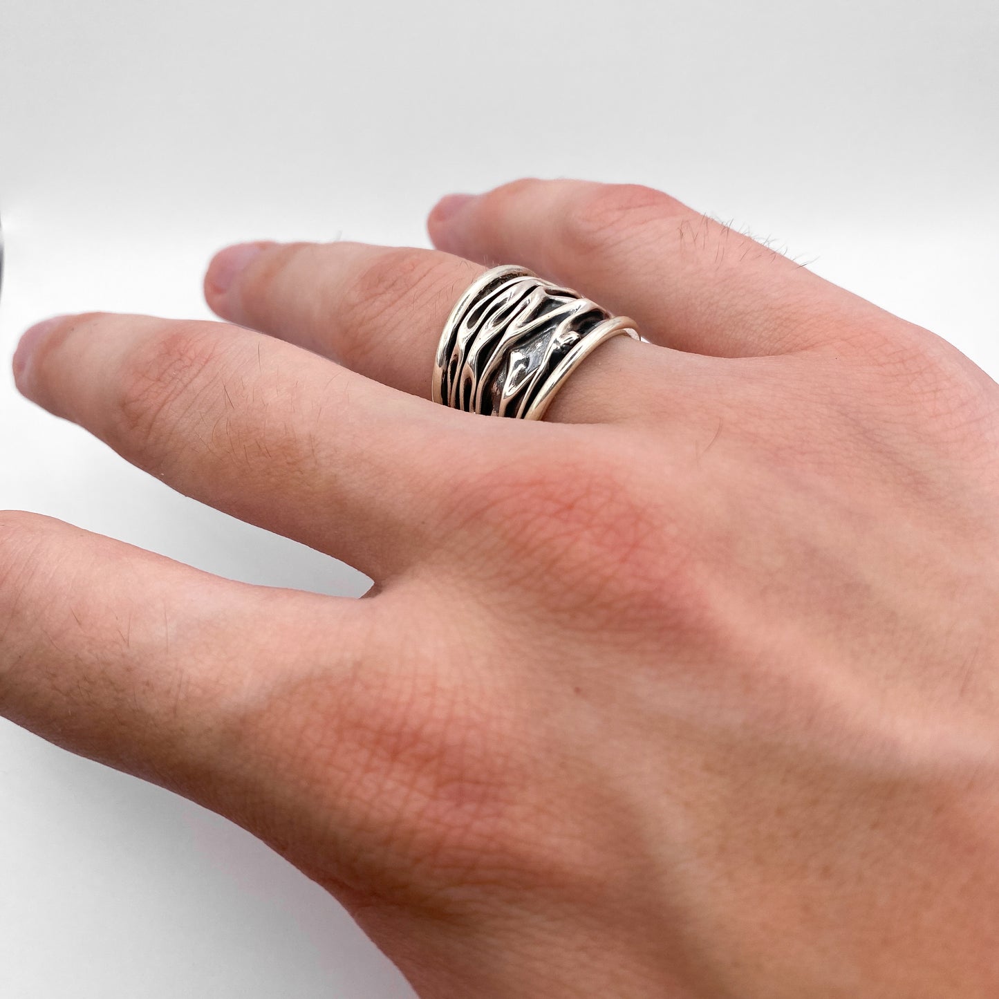 Bague "WAYRA" en argent avec un design gravé complexe, mettant en valeur le style artisanal latino-américain. Disponible chez la boutique en ligne Altiplano.