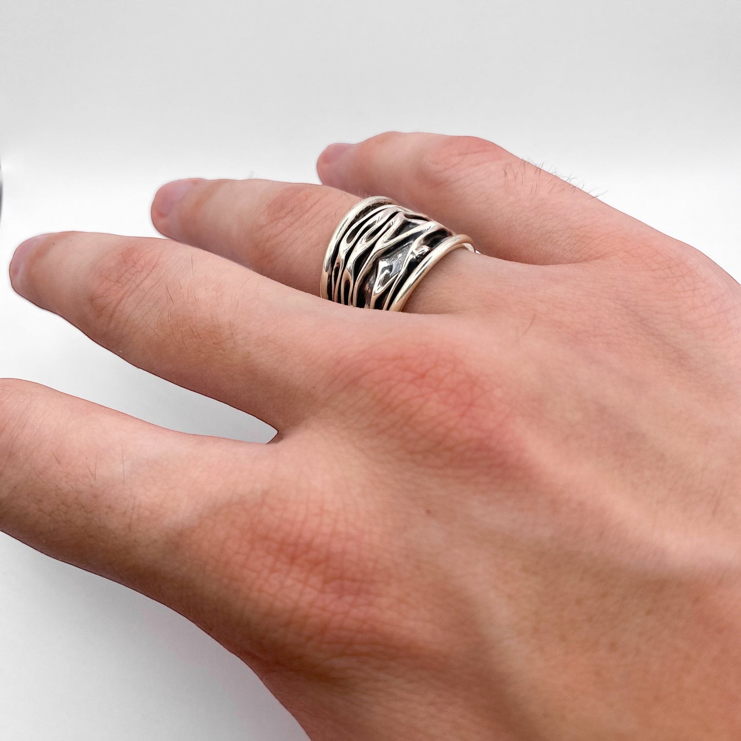 Bague "WAYRA" en argent avec un design gravé complexe, mettant en valeur le style artisanal latino-américain. Disponible chez la boutique en ligne Altiplano.