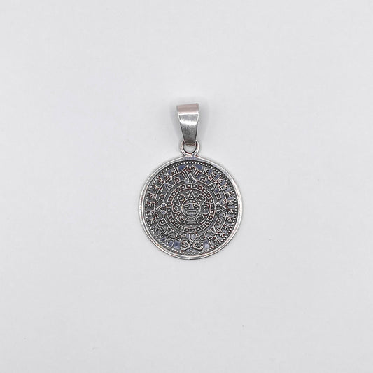 Pendentif en argent représentant un calendrier aztèque détaillé, disponible chez Altiplano, boutique en ligne de bijoux latino-américains en argent.