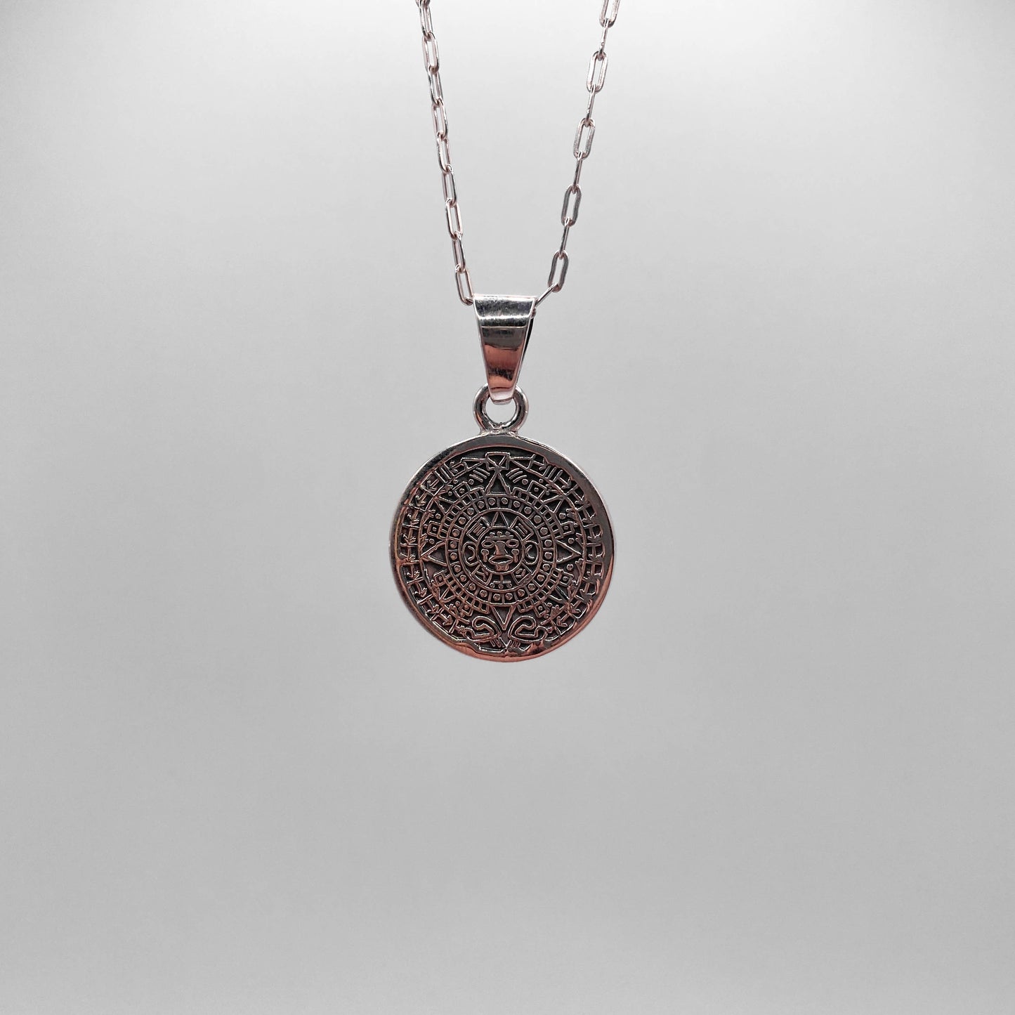 Collier pendentif en argent avec un médaillon finement gravé d'inspirations latino-américaines. Ce bijou élégant de la boutique Altiplano s'intitule "OMEKA'" et capture l'essence de l'artisanat traditionnel.