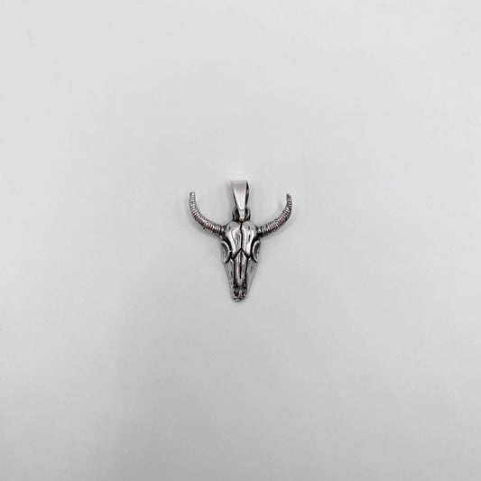Pendentif en argent "MICTLAN" représentant un crâne de bovin avec des cornes, disponible chez Altiplano, boutique en ligne de bijoux latino-américains.