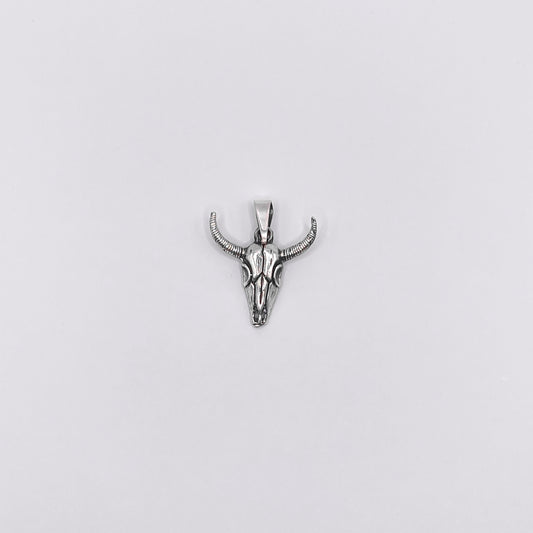 Pendentif en argent fin représentant un crâne de taureau avec des cornes détaillées. Un bijou artisanal au design latin, disponible sur la boutique Altiplano.
