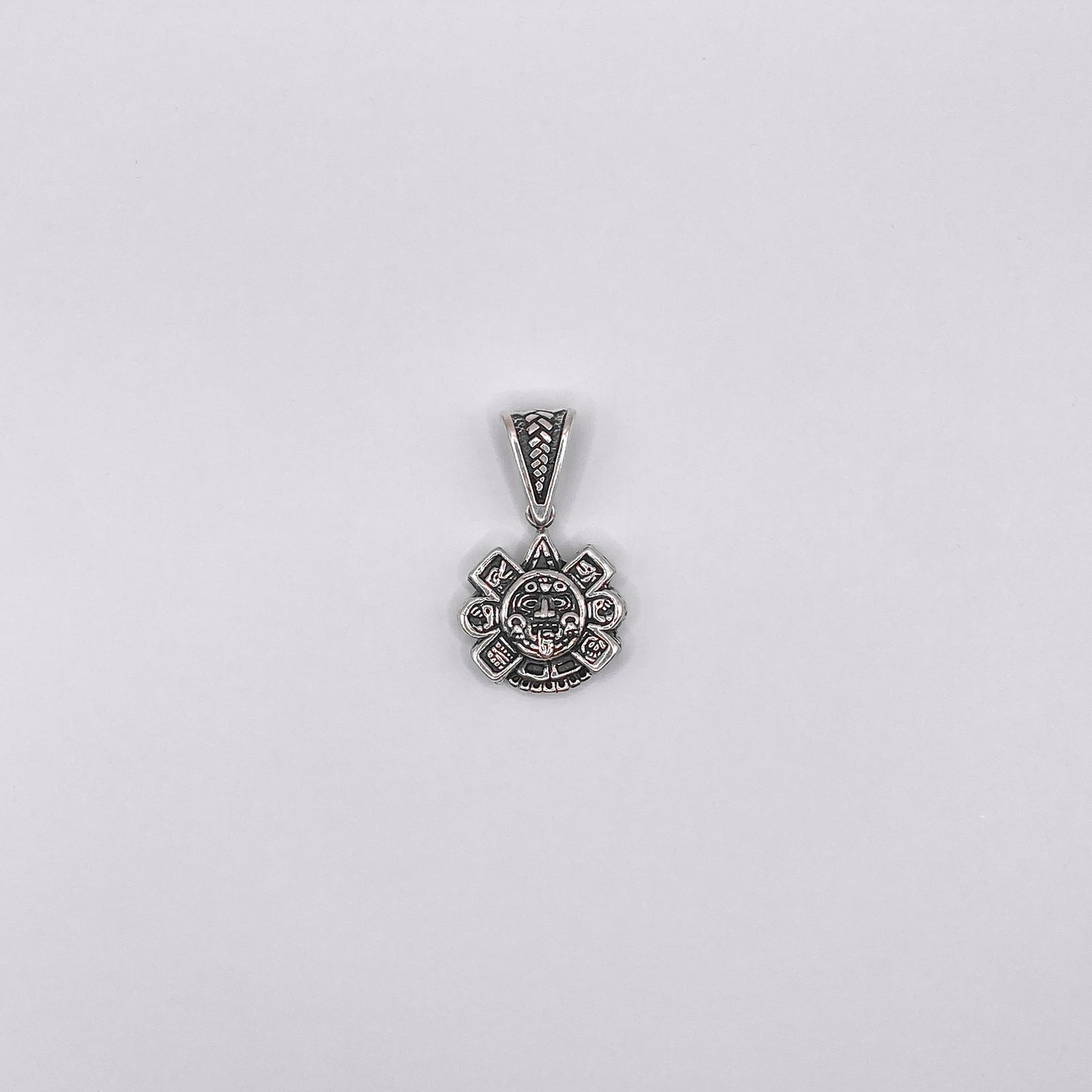 Pendentif en argent délicatement ciselé, représentant un motif symbolique d'inspiration latino-américaine. Élégant et artisanal, parfait pour ajouter une touche de culture et de sophistication à n'importe quelle tenue. Exclusivement disponible chez la boutique Altiplano.