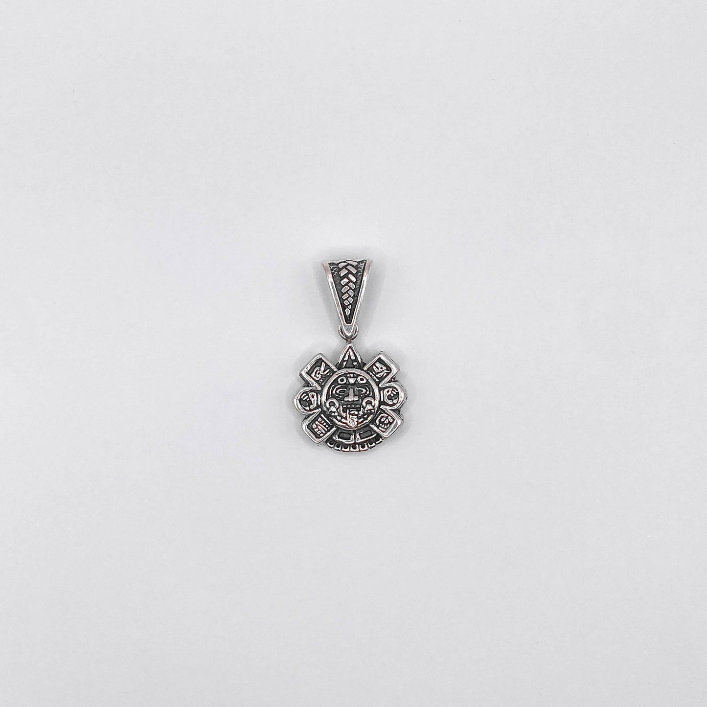 Pendentif en argent "OLLIN" d'inspiration aztèque, disponible chez Altiplano. Parfait pour ajouter une touche de culture latino-américaine à votre collection de bijoux.